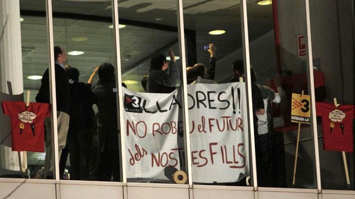 Telediario 1 - Los trabajadores de TV3 retienen a la dirección durante 12 horas por los recortes salariales
