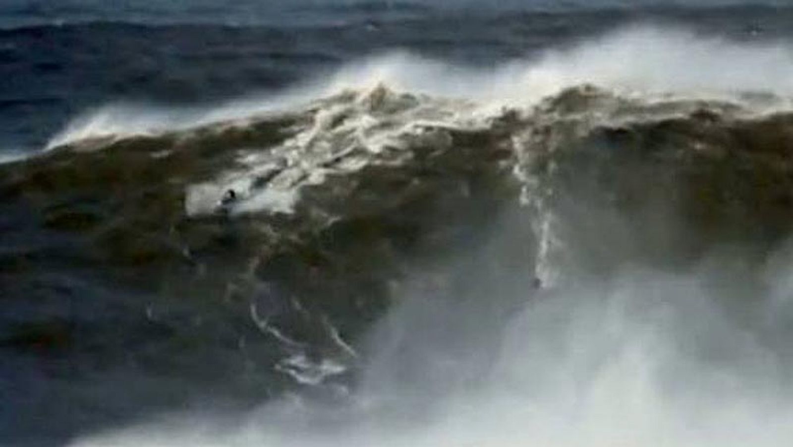 Telediario 1: Surf sobre una ola de 24 metros, posible nuevo récord del mundo  | RTVE Play