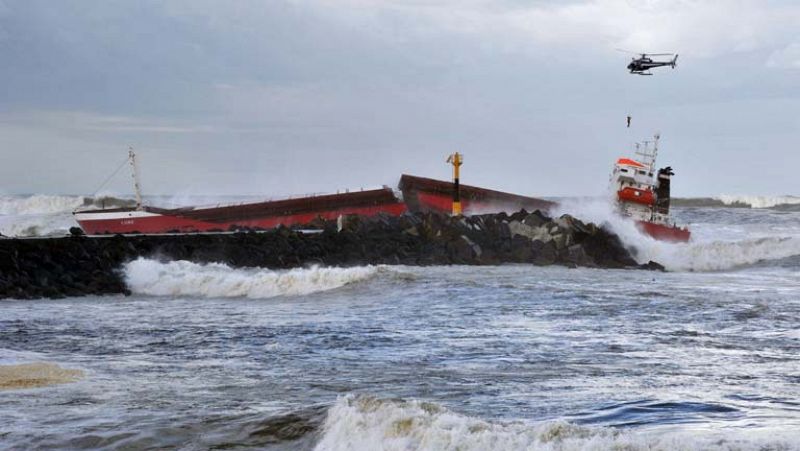 El carguero español Luno se parte en dos en la costa del sur de Francia 