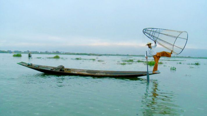 Remar en el lago Inle