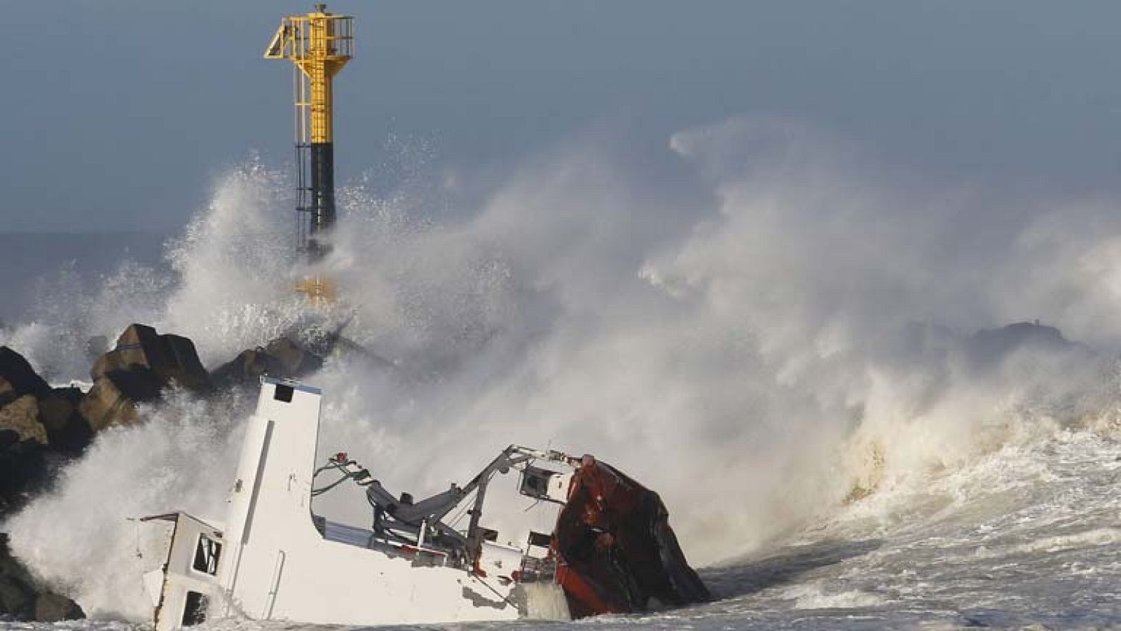 El carguero español encallado en Francia se parte en tres