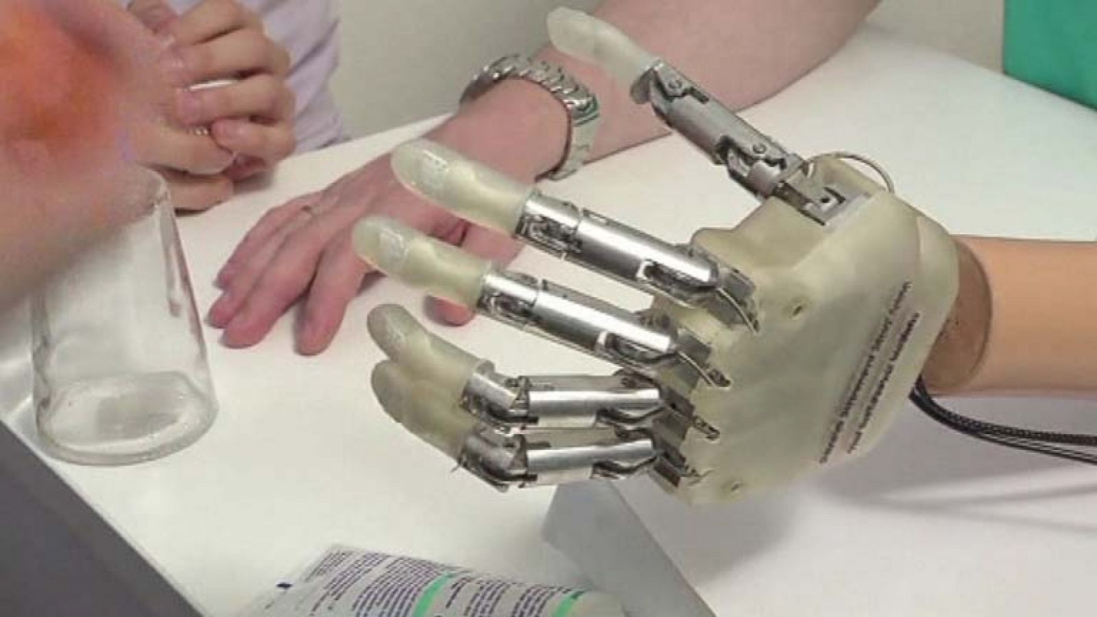 Científicos europeos ponen a punto una mano biónica capaz de sentir