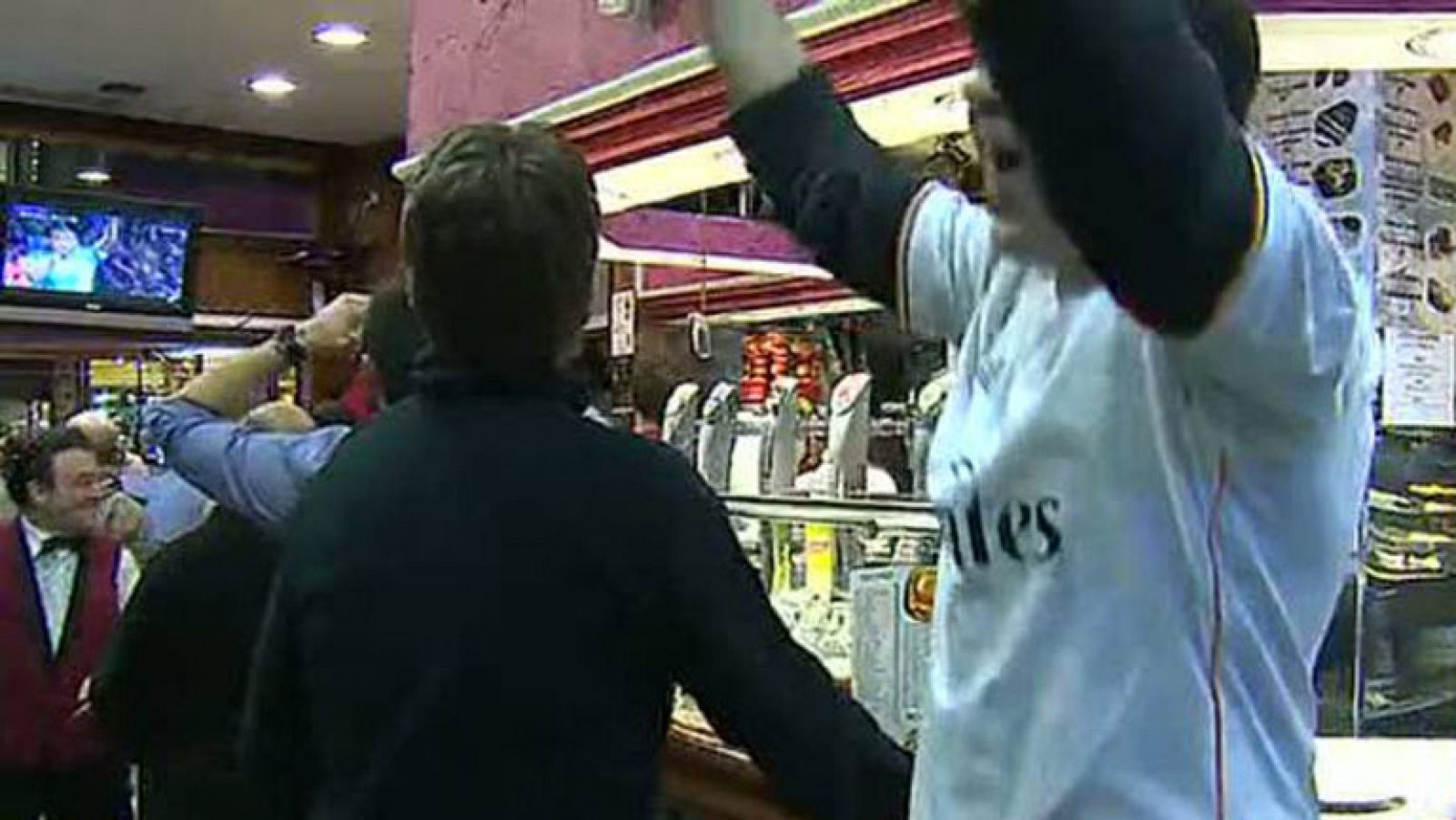 Los madrileños disfrutaron del choque de Copa entre Real Madrid y Atlético en las calles de la capital, en bares y hasta en el teatro.