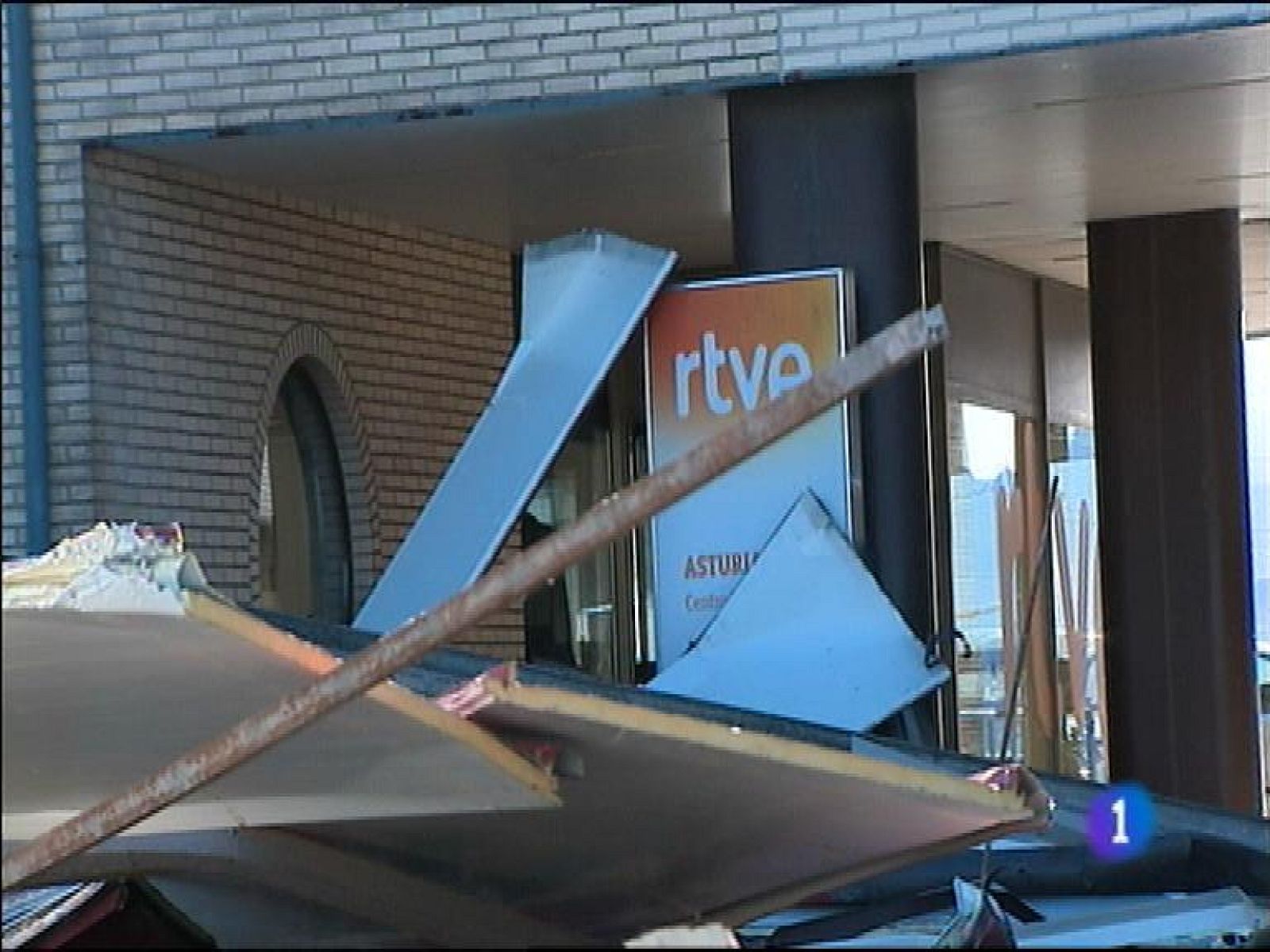  Unos minutos antes de las dos de la tarde el fuerte viento , que era de 113 kilómetros por hora se llevó por delante gran parte del tejado de este centro territorial de RTvE en Asturias . Los restos, piezas de gran volumjen han caido en la zona de aparcamiento causando daños en algunos vehiculos. En el interior del centro una lucernaria del techo también ha estallado por causa del viento. Afortunadamente no se registraron daños materiales.  El nuevo presidente de la Asociación de Criadores de la Raza Asturiana de los Valles, José Manuel González, ha manifestado hoy que pese a la crisis, las ventas se están manteniendo y gracias a la marca de calidad Xata Roxa incluso han aumentado.
