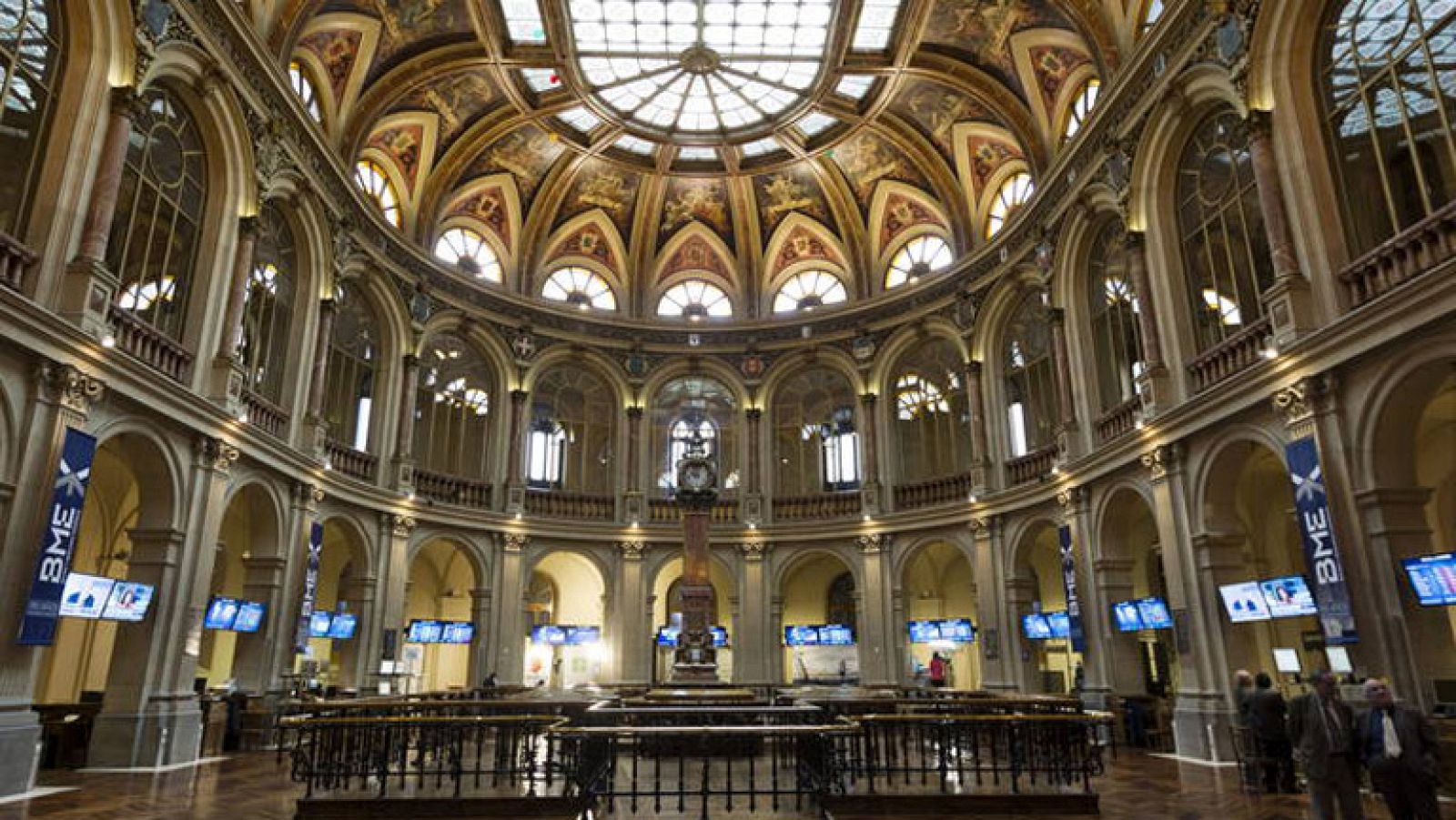 El IBEX 35 recupera un 1,94% y la prima de riesgo baja hasta 196 puntos básicos | Ver