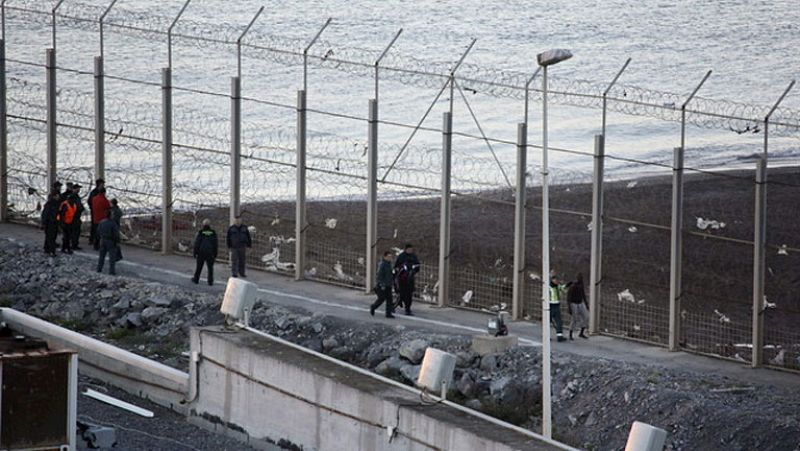 El Gobierno justifica el uso de material antidisturbios en Ceuta por la "violencia" del asalto 