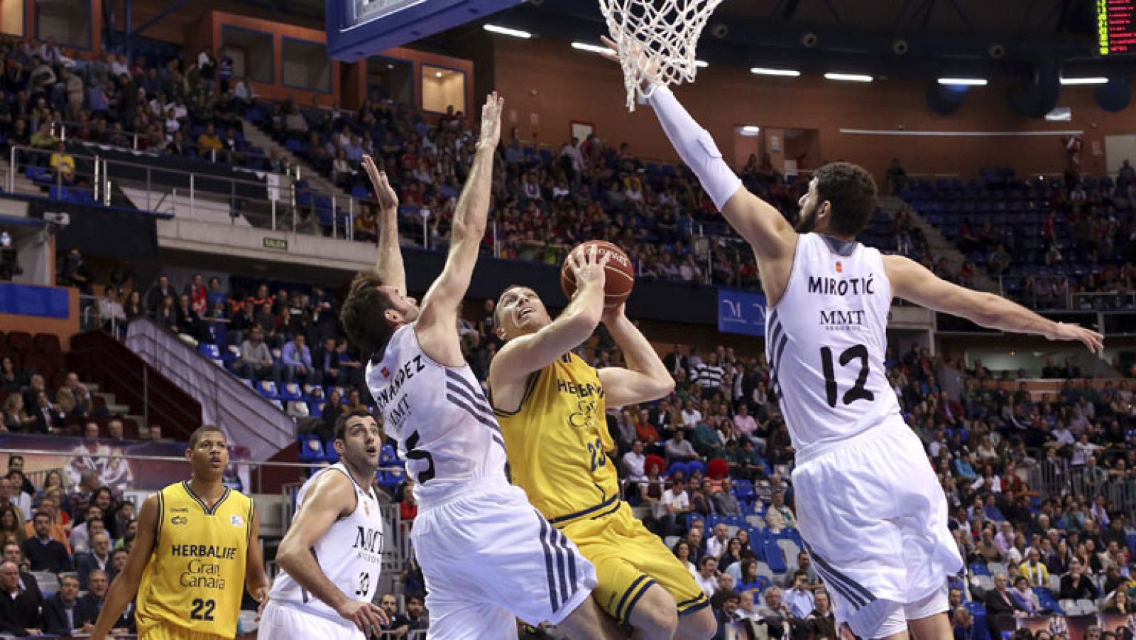 El 'monstruo blanco' ha hecho de las suyas para acabar con la participación del Herbalife Gran Canaria en la Copa del Rey a las primeras de cambio (83-60) y confirma su posición de rival a batir en este torneo.

El 'MVP' del partido ha sido el jugador canario Walter Tavares con 16 puntos y 12 rebotes, un 'doble-doble' en su primer partido copero y 31 de valoración. Los mejores hombres del Real Madrid han sido Rudy Fernandez (20) y Nikola Mirotic (20).