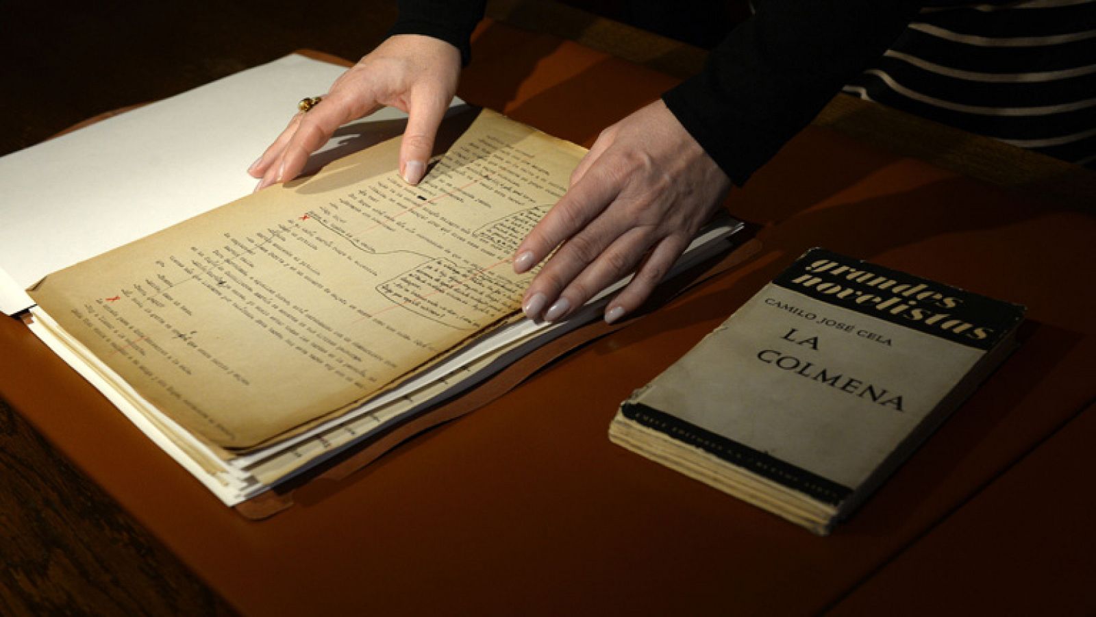 Presentan un manuscrito inédito de 'La colmena' de Cela que saca a la luz pasajes censurados