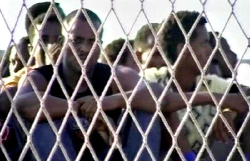 Unos 800 inmigrantes clandestinos han llegado en cinco barcas a Lampedusa en Italia.