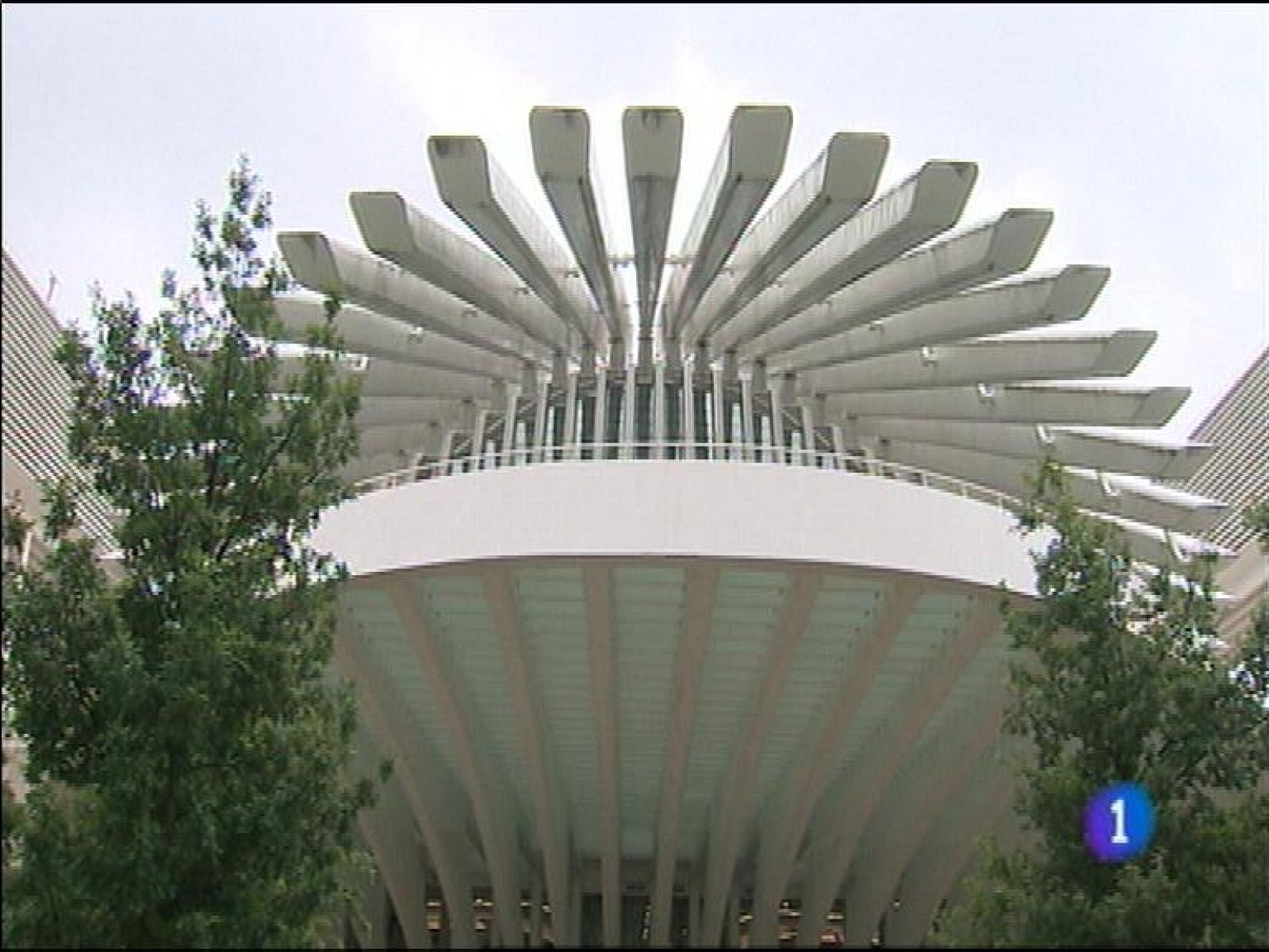  La Audiencia Provincial de Oviedo ha condenado al arquitecto Santiago Calatrava a pagar una indemnización de casi tres millones de euros a la promotora Jovellanos XXI, por los fallos detectados en la ejecución de la obra del Palacio de Congresos de Oviedo. La Unión de Consumidores de Asturias, la UCE, ha hecho un llamamiento para boicotear a Coca-Cola si finalmente cierra la planta de Colloto, en Siero.