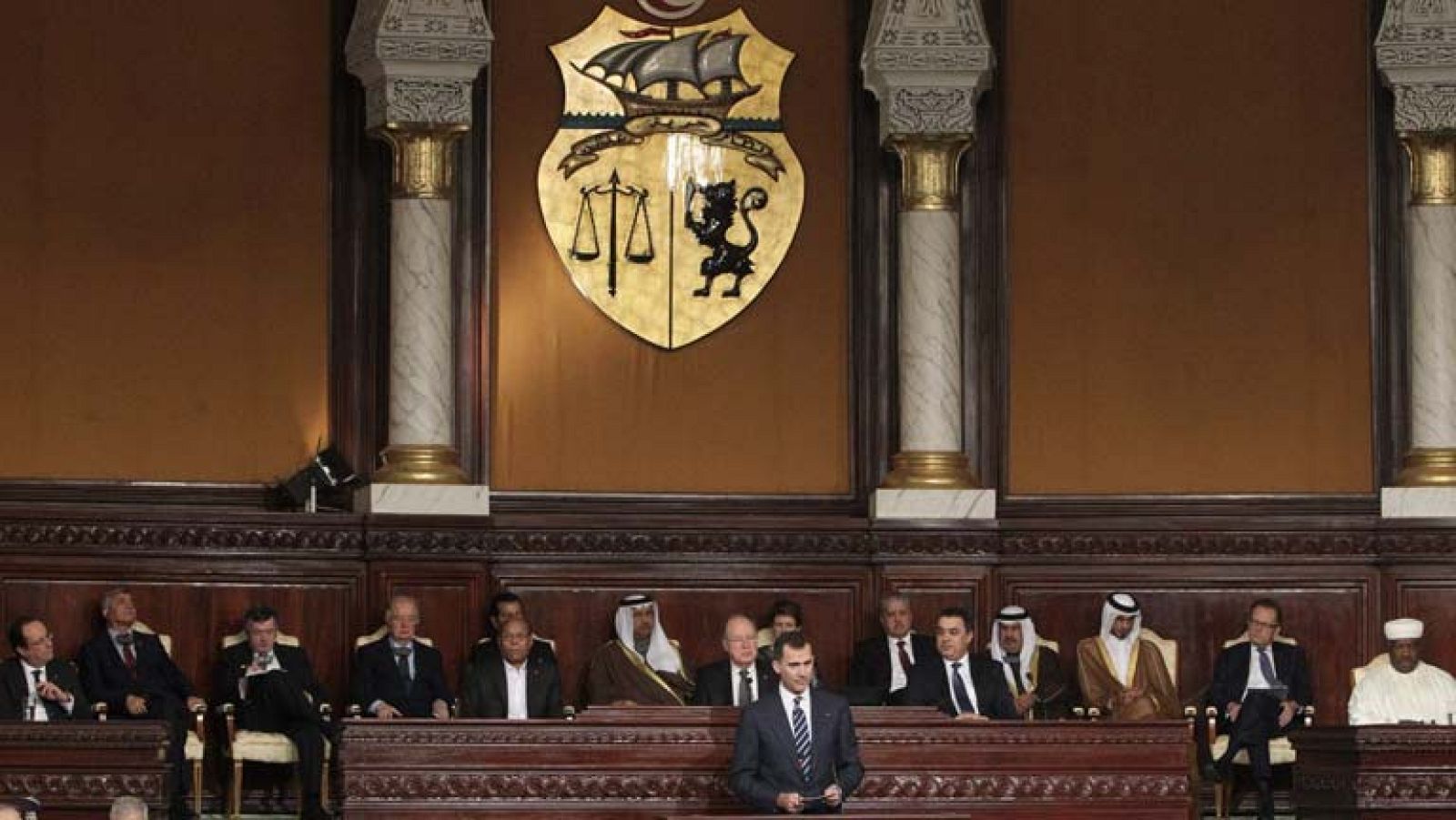 Túnez aprueba su nueva Constitución, principio del fin de una transición