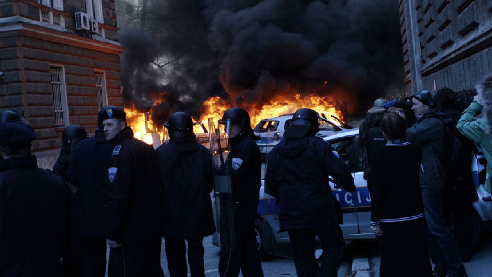 Telediario 1: Los manifestantes atacan en Sarajevo la sede de la presidencia bosnia  | RTVE Play