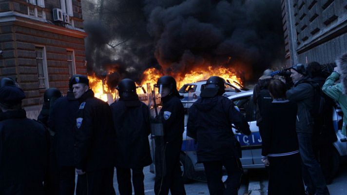 Los manifestantes atacan en Sarajevo la sede de la presidencia bosnia 