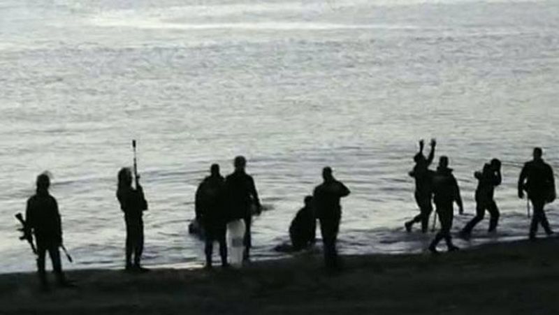 Varias ONG denuncian la devolución a Marruecos de inmigrantes que llegaron a Ceuta, una práctica "legal" según la Guardia Civil