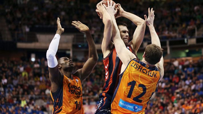 Telediario 1 - El Valencia remonta en el último minuto ante el Baskonia