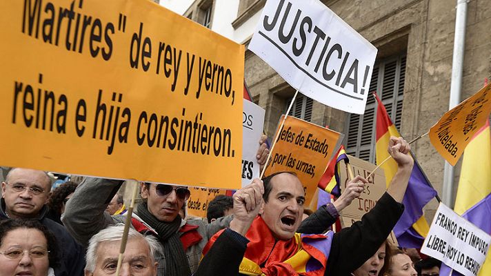 Centenares de personas protestan ante los juzgados con motivo de la declaración de la infanta