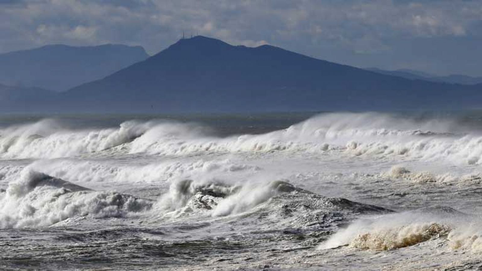 El tiempo: Vientos fuertes en toda la península y lluvias fuertes en Galicia | RTVE Play