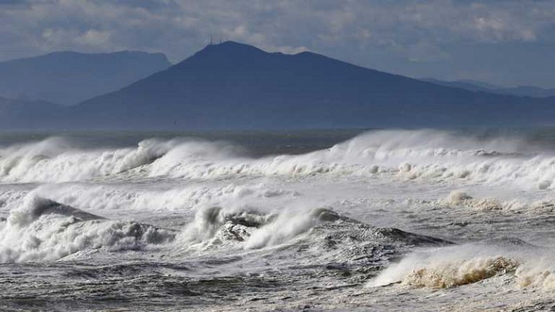 Vientos fuertes en toda la península y lluvias fuertes en Galicia