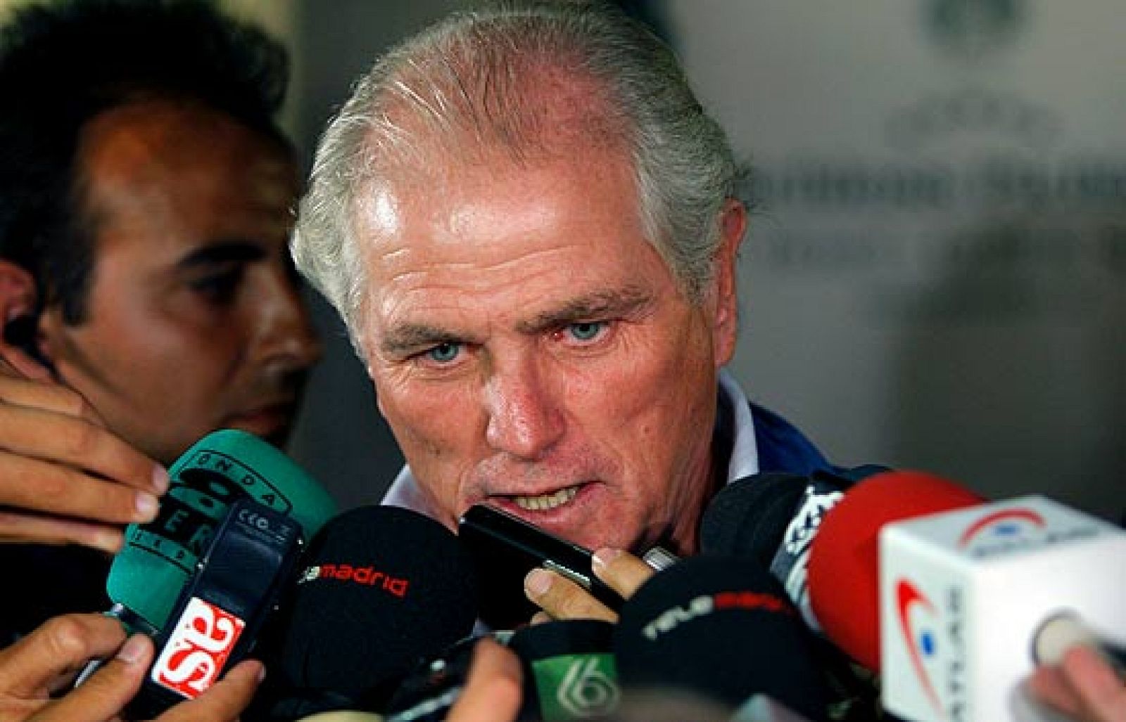 El presidente del Real Madrid, Ramón Calderón ha declarado que Schuster es el primero en estar informado, porque es quien entrena esta plantilla. "He confiado en él desde el primer momento.