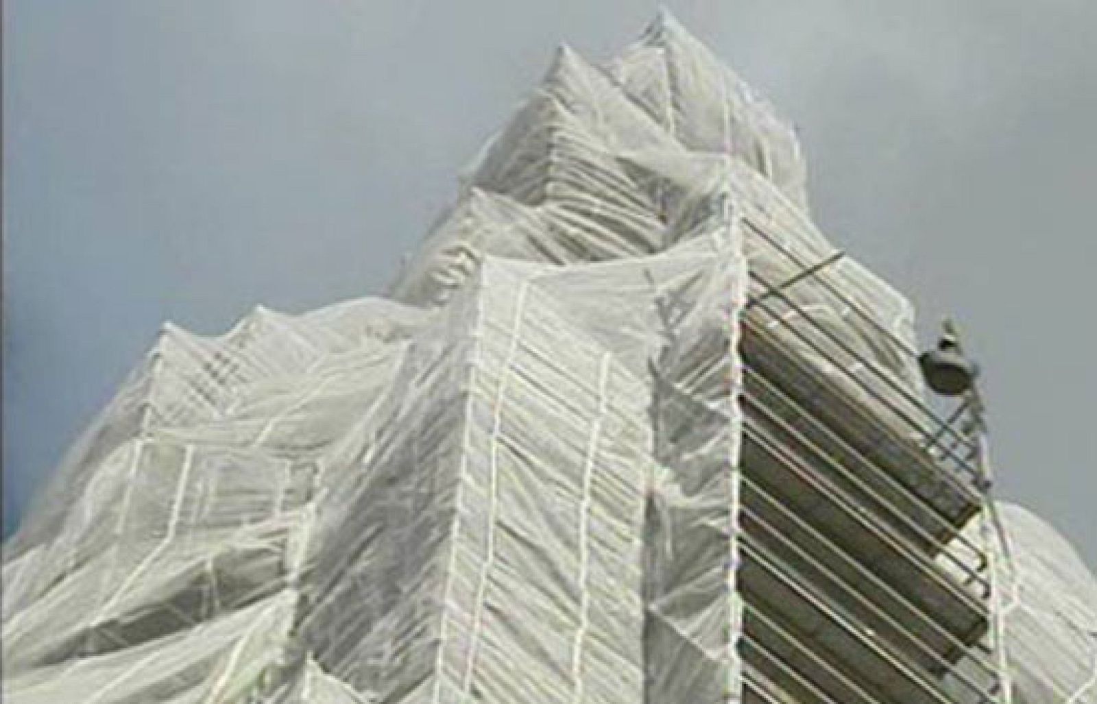 La Catedral de Santa María de Vitoria, a pesar de que está siendo restaurada, continúa abierta, y desde el día 4 de agosto se podrá visitar su torre de casi 30 metros de altura.