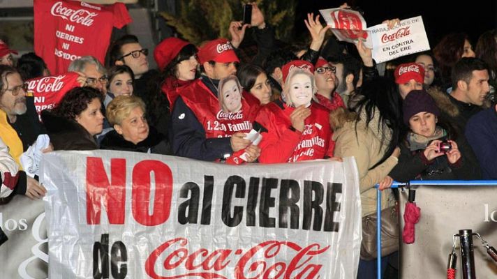 Protestas contra el ERE de Coca-Cola en la alfombra roja de los Premios Goya 2014