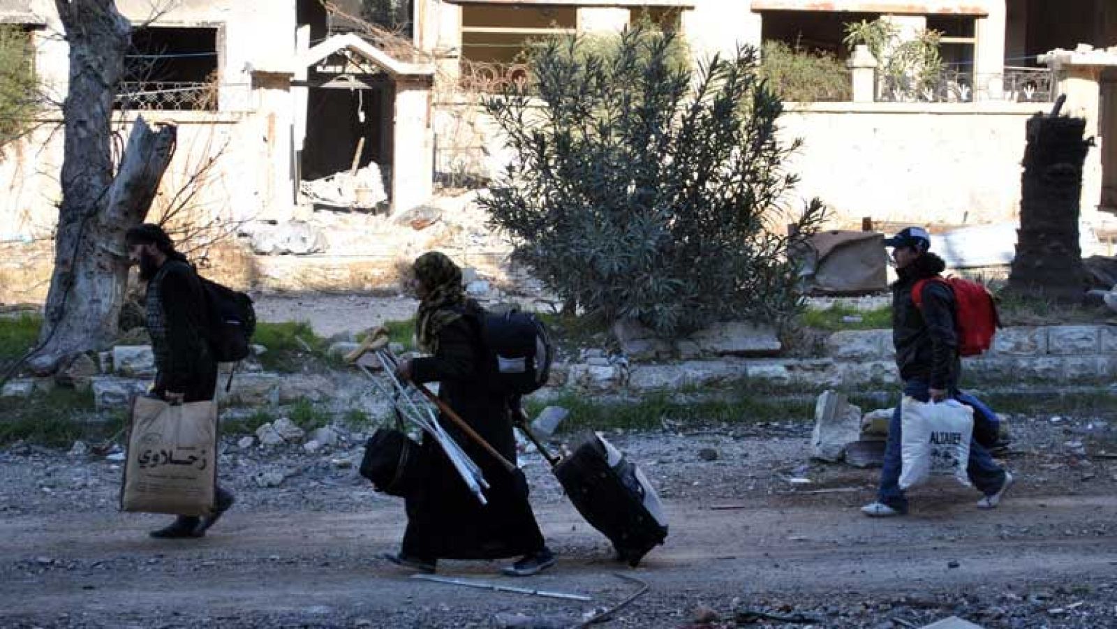 Casi 700 personas han salido de Homs durante el alto el fuego