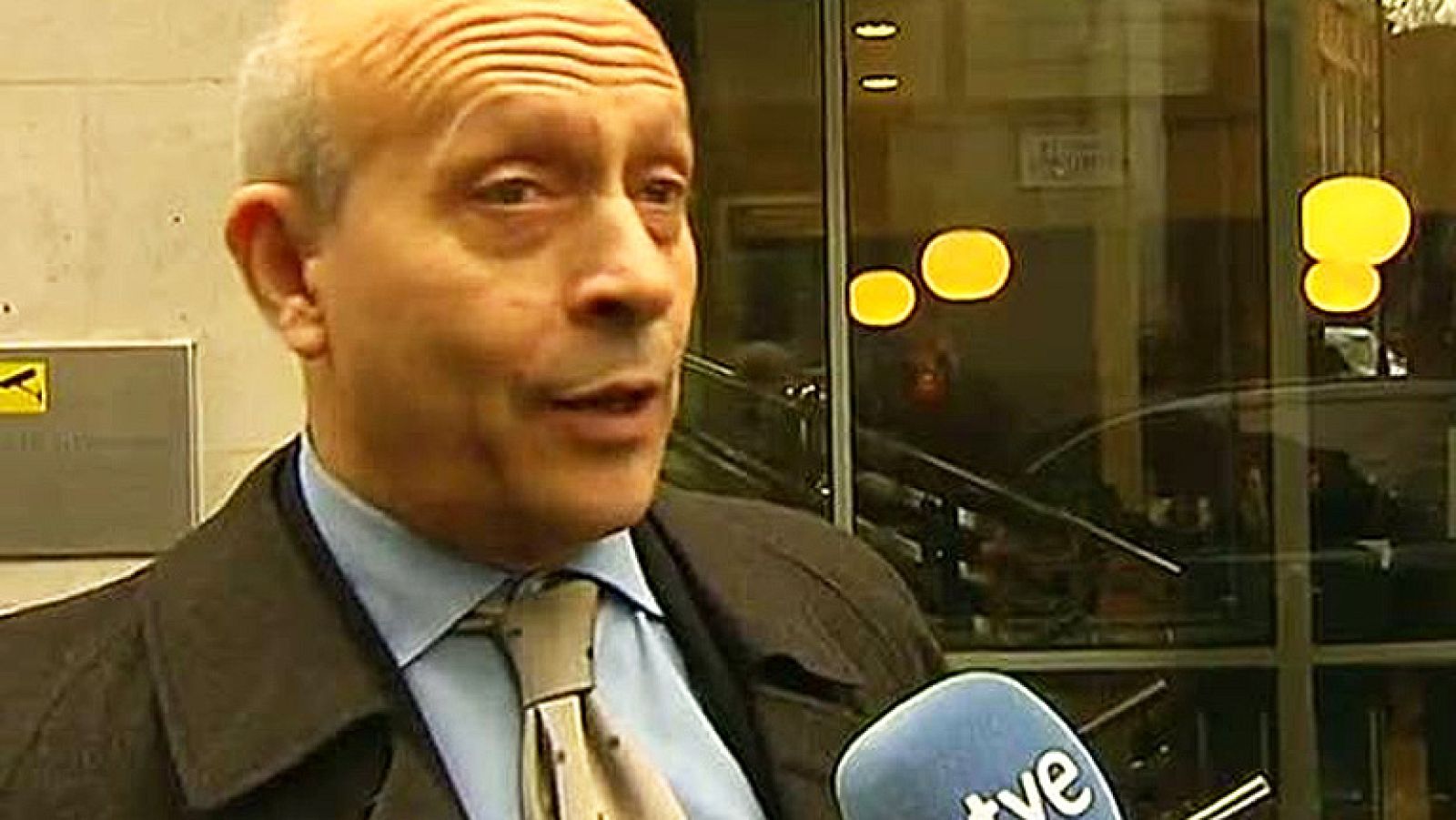  El ministro de Educación y Cultura, José Ignacio Wert, ha justificado, en declaraciones a TVE, su ausencia anoche en la gala de los Premios Goya, quefue muy criticada, críticas que ha dicho "respetar", aunque ha puntualizado que no puede "estar en dos sitios a la vez"."Yo respeto por completo la opinión de quien ha criticado mi ausencia, pero no puedo estar en dos sitios a la vez y he estado en las anteriores galas de los Goya y en todos los Forqué...", ha dicho el ministro a TVE en Londres a la salida de la reunión con el ministro de Universidades británico, por la cual excusó su inasistencia a la gala."Ninguna persona del mundo del cine puede decir que haya dejado de atenderle cuando me lo haya solicitado", ha subrayado Wert, que ha reiterado que, acepta las críticas, "naturalmente".