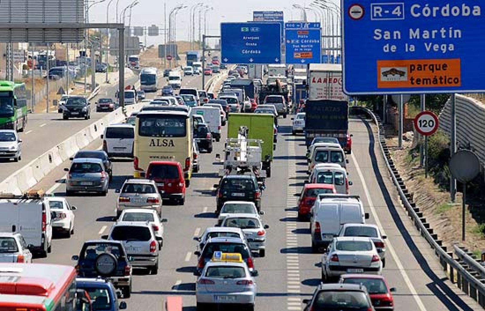 La Operación Salida de agosto ha comenzado con normalidad, con retenciones puntuales en las salidas de las grandes ciudades y tan sólo marcada por el accidente de un camión en Fuentes de Osorno (Salamanca).