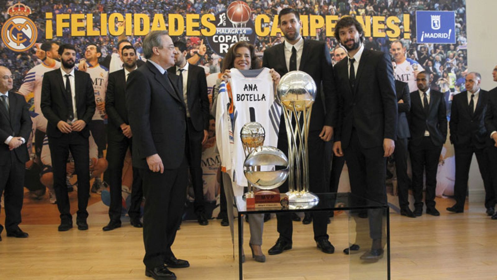 El Real Madrid de baloncesto ha acudido esta mañana al ayuntamiento de la capital de España para ofrecer el título de Copa del Rey conquistado ayer en Málaga tras vencer al Barcelona en la final por 77-76. Allí han sido recibidos por la alcaldesa, Ana Botella, que destacó en su discurso el gran trabajo del conjunto blanco durante toda la competición: "Es una alegría recibiros de nuevo en la casa de todos los madrileños. Habéis empezado el año a lo grande y nos traéis un trofeo que nos llena de felicidad. Con un juego extraordinario habéis conquistado la vigésimo cuarta Copa del Rey".