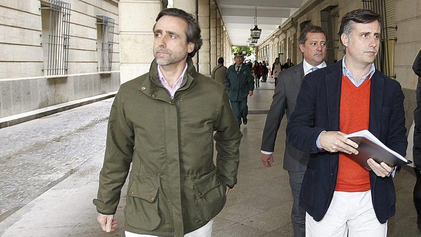 La juez que investiga el caso de los ERE irregulares tramitados por la Junta de Andalucía ha imputado al empresario jerezano José María Ruiz Mateos y a uno de sus hijos en relación al ERE del hotel Cervantes de Torremolinos en Málaga, según han informado fuentes del caso. La magistrada Mercedes Alaya ha notificado este lunes una resolución en la que imputa tanto a José María Ruiz Mateos como a su hijo Zoilo y los cita a declarar el 5 de marzo. En esta causa ya se encuentran imputados otros dos hijos del conocido empresario.