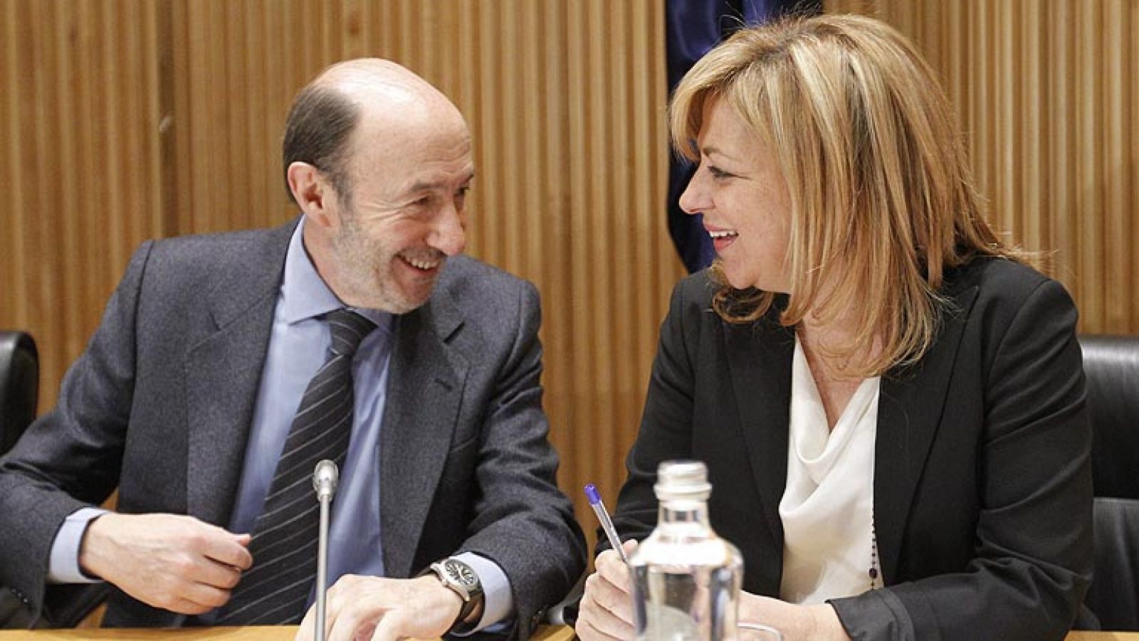 El secretario general del PSOE, Alfredo Pérez Rubalcaba, ha señalado que la actual número dos del PSOE, Elena Valenciano, es la "mejor" candidata para próximas elecciones europeas que ha definido como "trascendentales" porque se elige el Parlamento Europeo "que más competencias tiene de la historia de Europa". Así lo ha dicho el líder de los socialistas tras una reunión con el grupo parlamentario socialista en el Congreso para marcar su estrategia política en el inicio de un nuevo periodo de sesiones. "Tiene una gran experiencia en política europea, fortaleza, ganas y cuenta con el apoyo de todo el partido", ha señalado Rubalcaba tras insistir en que Valenciano tiene "las mejores cualidades" para encabezar la lista del PSOE