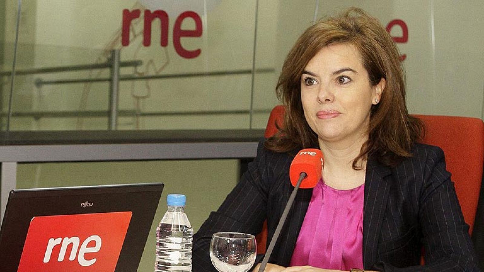 Sáenz de Santamaría afirma que el Gobierno no se plantea una reunión con Mas - Informativo 24h | Ver