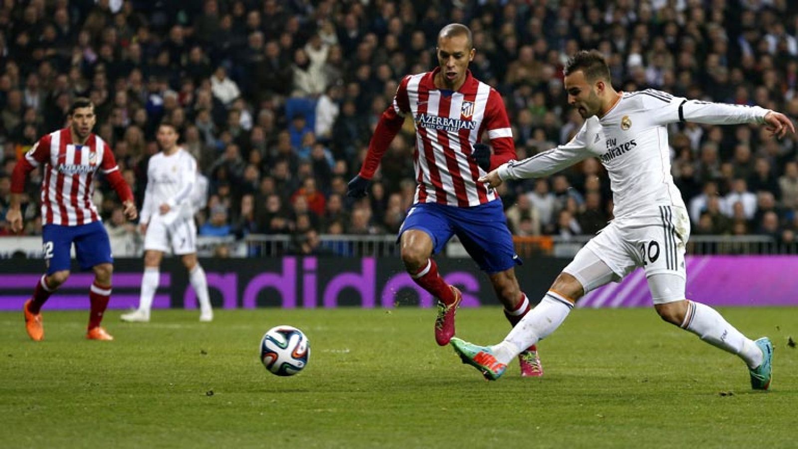 Las directivas de Atlético de Madrid y Real Madrid comen juntas en un restaurante de la capital mientras la lluvia azota Madrid. El agua puede convertirse en un factor determinante del partido.