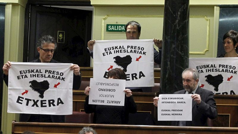 Amaiur responsabiliza al Gobierno de la muerte de Bellón y exhibe carteles a favor de presos de ETA