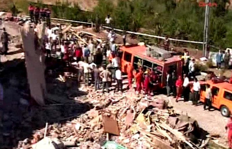 Un edificio se ha derrumbado en Turquía matando al menos a 15 chicas. 