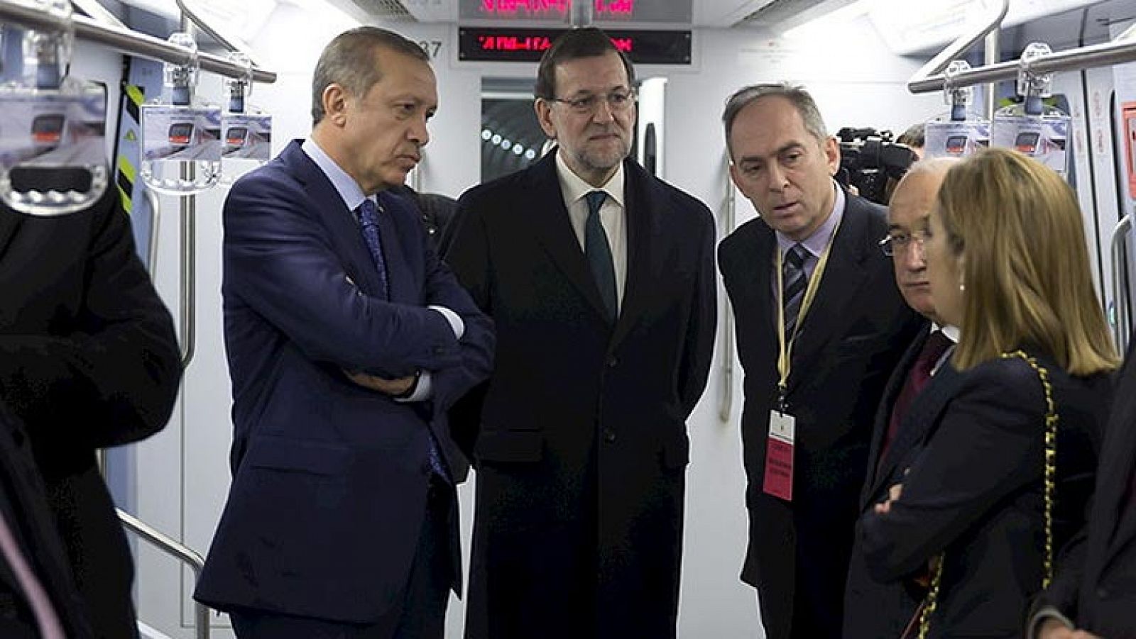 Telediario 1: Rajoy inaugura el metro de Ankara en un acto con tono electoral de Erdogan | RTVE Play