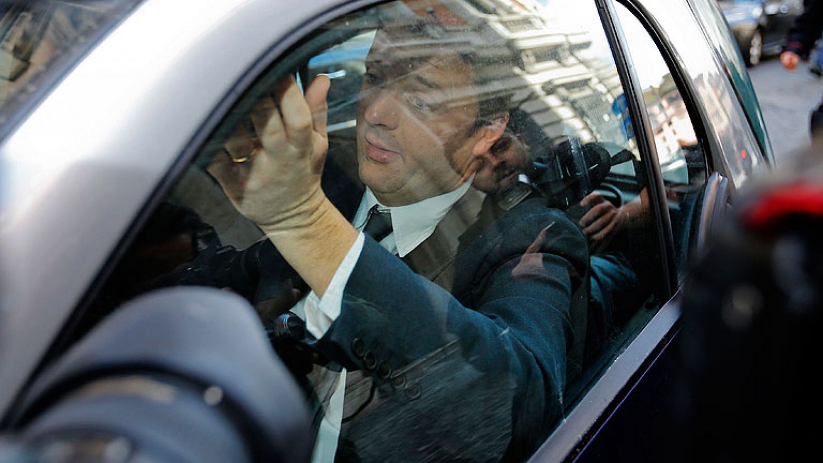  El primer ministro de Italia, Enrico Letta, ha atajado este miércoles los rumores que apuntan a un relevo en su Gobierno al presentar su pacto "Compromiso Italia 2014" con el que pretende salvar su Ejecutivo, asediado por el resto de las fuerzas políticas, incluida su propia formación, el Partido Demócrata (PD). Letta compareció ante la prensa tras reunirse con el secretario general de su partido, Matteo Renzi, quien se ha convertido en su principal rival y que, con el sobrenombre de "apisonadora", amenaza con acabar con la vieja política desde su aplastante victoria en las primarias del PD el pasado diciembre.