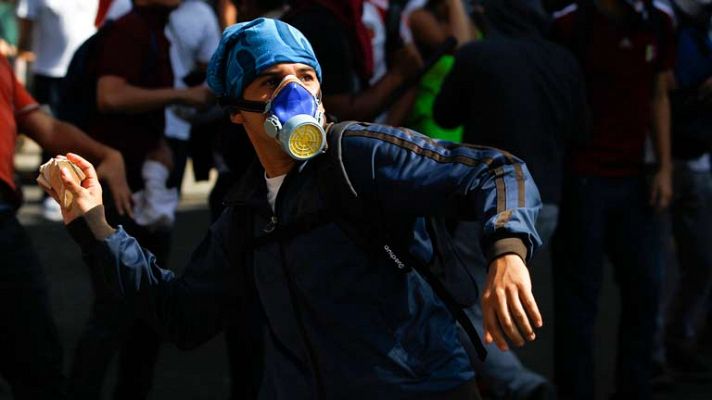 Informativo 24h - Al menos dos muertos y una veintena de heridos en manifestaciones en Venezuela
