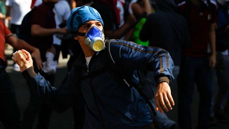 Al menos dos muertos y una veintena de heridos en manifestaciones en Venezuela