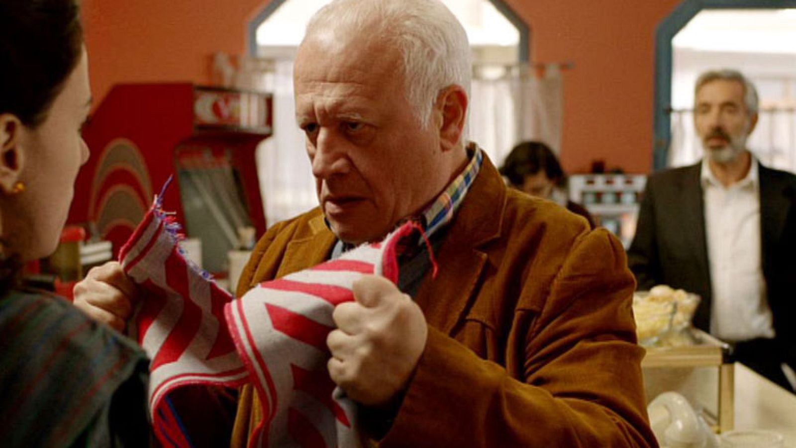 Cuéntame cómo pasó - Miguel, herido en el alma: Paquita corta en dos su bufanda del Atleti