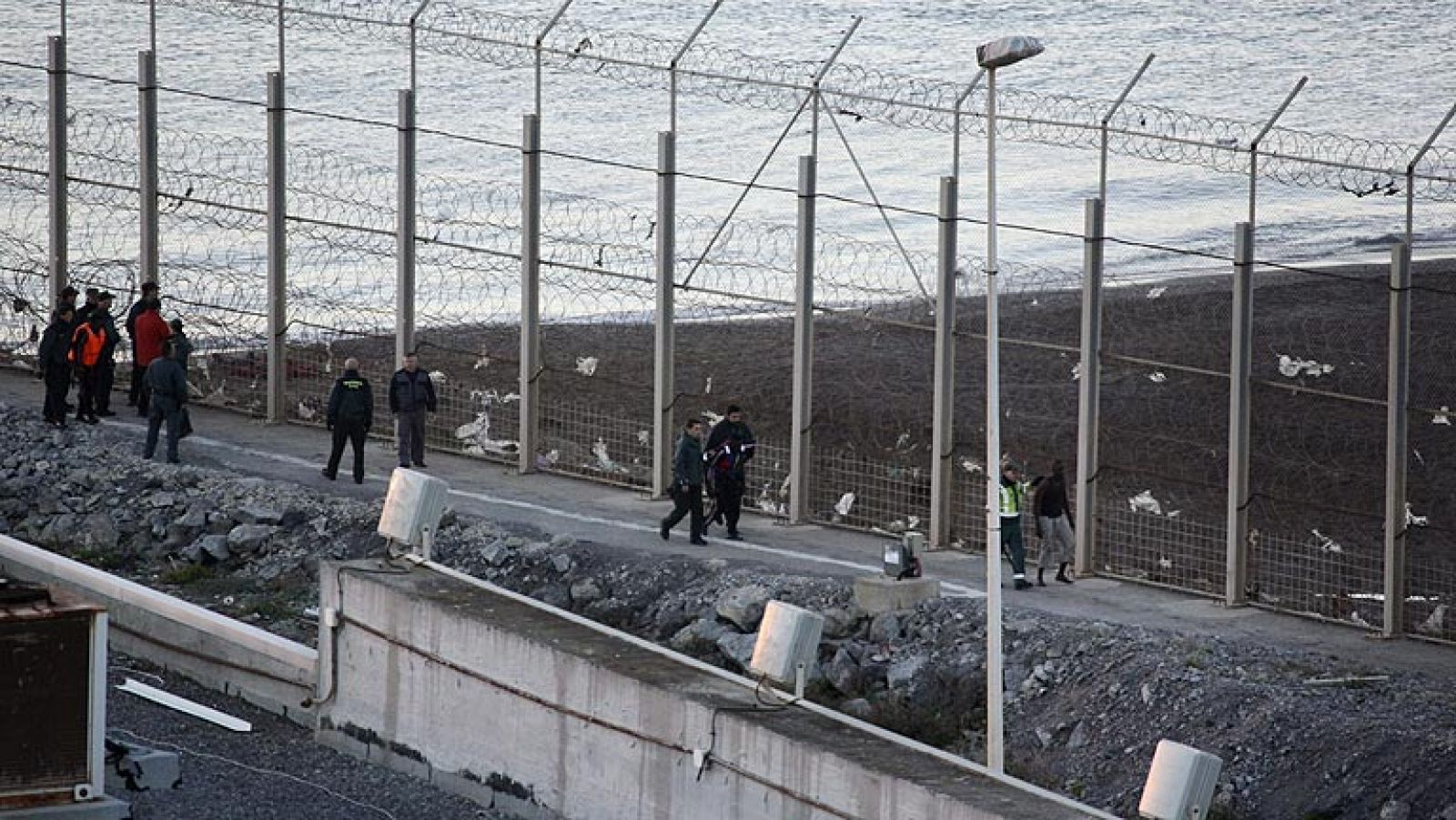 El ministro del Interior, Jorge Fernández Díaz, ha reconocido el uso de "medios antidisturbios" durante el asalto a la frontera entre Ceuta y Marruecos, en el que murieron al menos 11 inmigrantes, y ha explicado que se hizo bajo los criterios de "congruencia, proporcionalidad y oportunidad" ante la "inusitada violencia" empleada por "inmigrantes jóvenes de complexión atlética" que trataron de entrar a la ciudad autónoma. "Nunca se usaron esos medios antidisturbios legalmente establecidos directamente contra los inmigrantes. No causaron ninguna muerte", ha añadido el ministro en su comparencia en el Congreso de los Diputados para explicar las circunstancias en las que se produjeron los incidentes en la playa del Tarajal el pasado 6 de febrero, donde hubo un intento de asalto de un grupo de unos 200 subsaharianos.