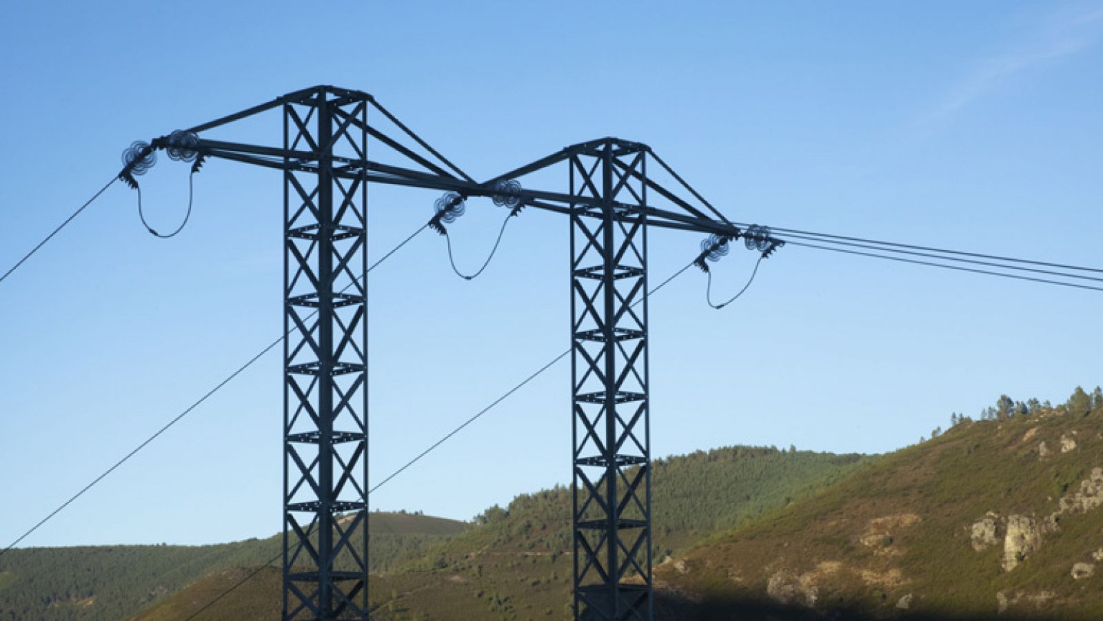 Las eléctricas critican la nueva tarifa y Soria defiende los ahorros para el consumidor