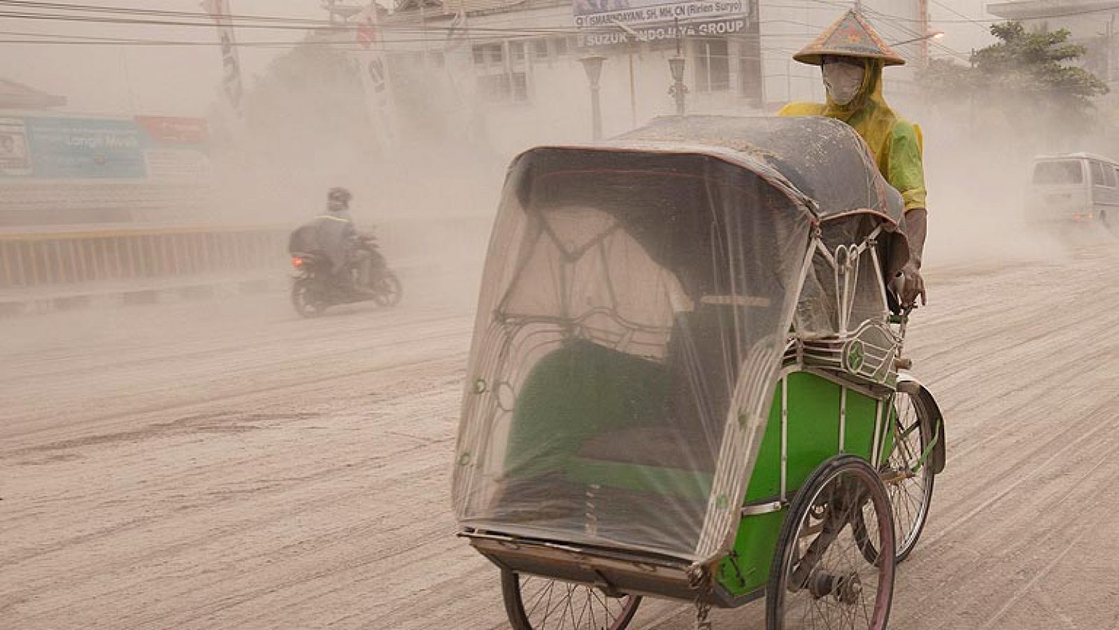 Dos muertos y miles de evacuados en Indonesia por la erupción del volcán Kelud