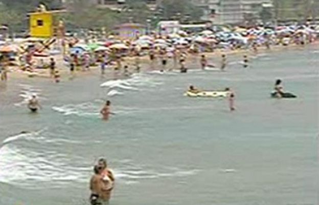 La gente se lanza a la playa