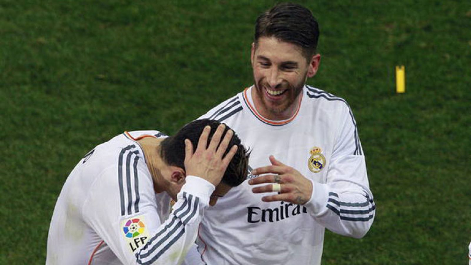 El juez de Competición de la Federación Española de Fútbol (RFEF) ha decidido imponer una multa de 600 euros al Atlético de Madrid por el mecherazo que recibió el delantero del Real Madrid Cristiano Ronaldo en el descanso del partido de vuelta de las semifinales de la Copa del Rey en el Vicente Calderón.La sanción es consecuencia de la infracción del artículo 110 del Código Disciplinario de la RFEF, "con la advertencia de que en lo sucesivo ponga especial celo a la hora de evitar incidentes similares y, en su caso, identificar a los espectadores causantes de los mismos, así como el apercibimiento de las eventuales consecuencias disciplinarias que podrían derivarse de la reiteración de hechos análogos".