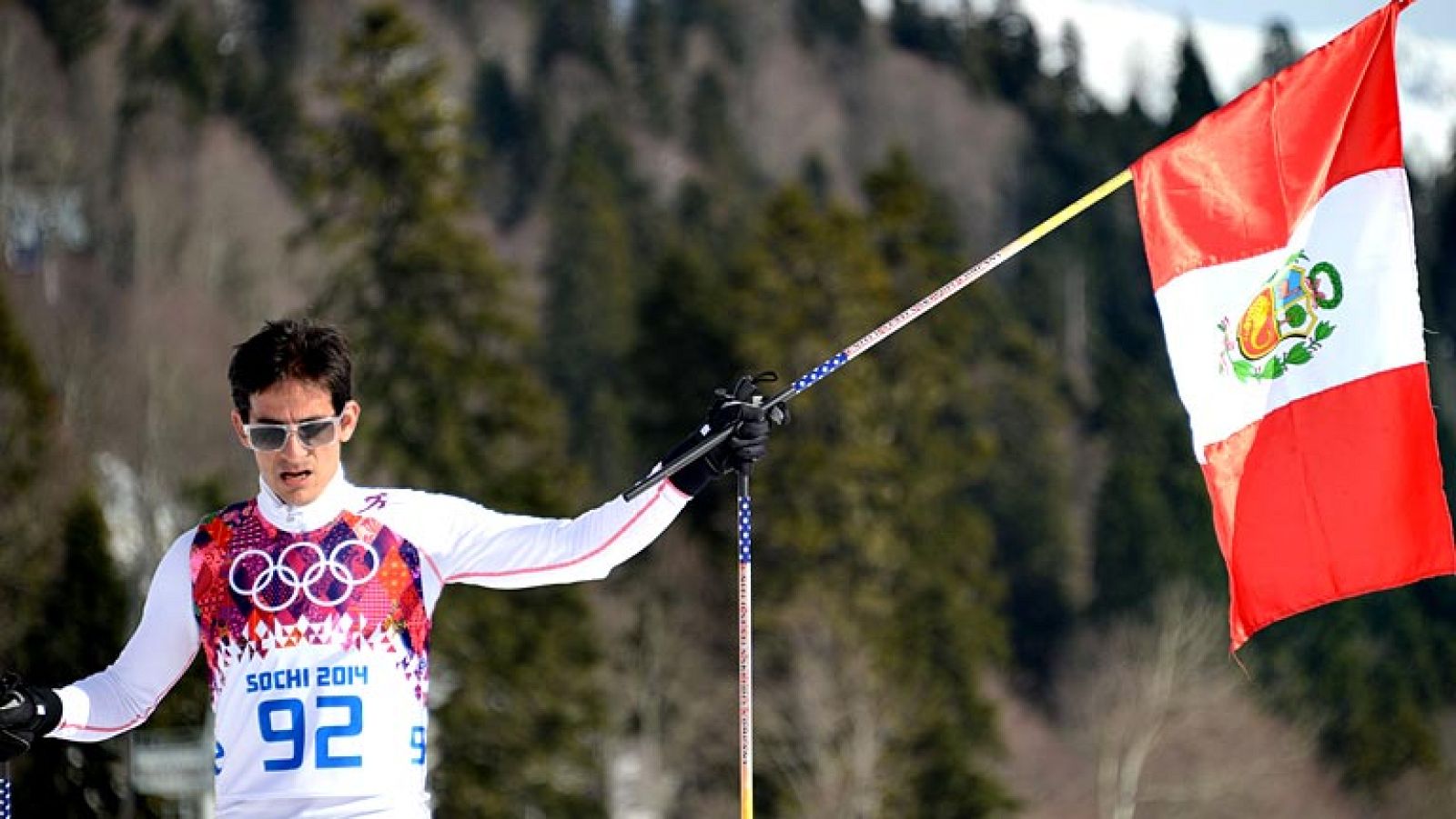 Sin duda una de las imágenes de los Juegos de Sochi. Final de esquí de fondo, 15 km. El peruano Roberto Carcelén se ha caído y se ha fracturado dos costillas. A pesar del intenso dolor ha querido terminar la prueba. Ha tardado casi el doble que el pr