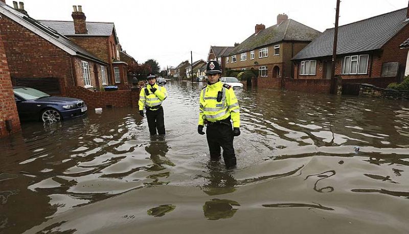 Otro temporal amenaza con empeorar las zonas inundadas en Inglaterra