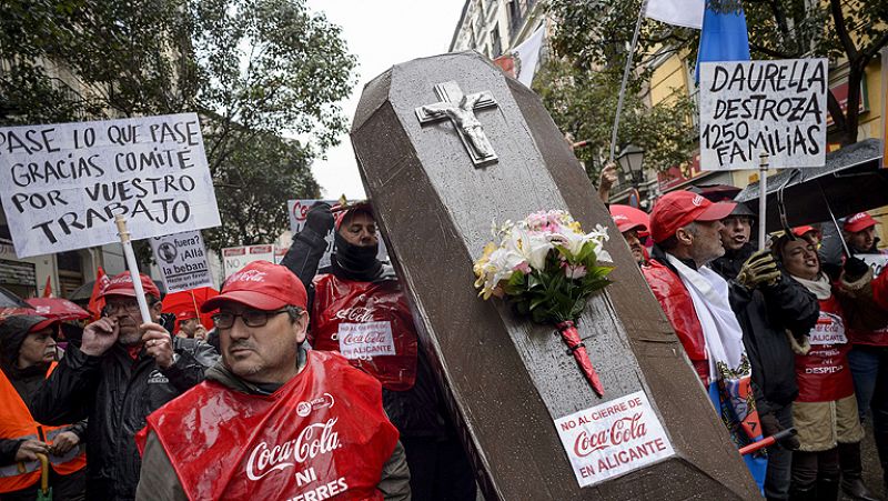 Miles de personas protestan contra el ERE de Coca-Cola