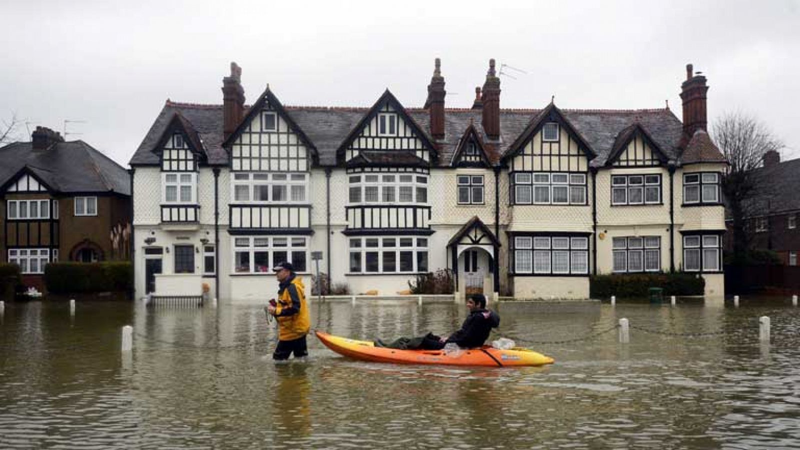En el Reino Unido el temporal de lluvia da paso a otro de viento que ya ha dejado dos muertos