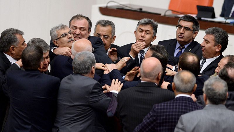 Violenta pelea en el Parlamento turco